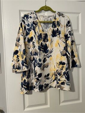 V-Neck Floral Tunic Top in White, Navy & Yellow - Unknown Brand